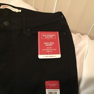 Signature by Levi Strauss Hi Rise Skinny Jeans in Black